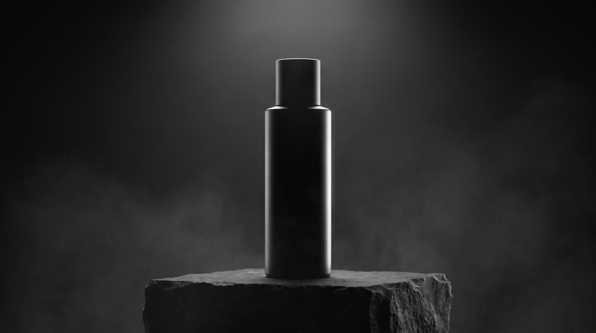 Unbeschriftete matte Flasche auf einem Steinsockel, Produkt-Hero-Shot